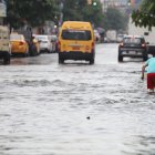 Aunque el aguacero ya había cesado en la ciudadela Sauces, el agua aún llegaba a la rodilla.