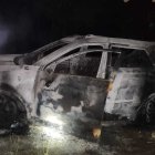 Se desconoce placa y color original, ya que el carro quedó completamente dañado.