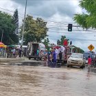 Los pacientes son llevados por bomberos o por sus familiares en triciclos.