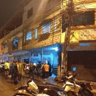 La víctima no pudo subir las escaleras y se desplomó por los balazos.