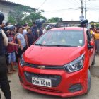 En la vía, unos tipos se cruzaron y descargaron una ráfaga de balas a Robinson Huilca y Jordy Olivo, quienes iban en este carro rojo.