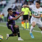 El ofensivo tricolor Gonzalo Plata (i) durante el juego en el campo del Elche que terminó con empate a un gol.