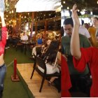 Ambiente de celebración con baile, risas y bebidas alcohólicas se ve en La Cuadra por las noches. Los domingos por la mañana, la reverencia, agradecimientos, lágrimas y oración a Dios.