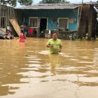 Por el desbordamientos de los afluentes, decenas de familias pasan peripecias para 'parar la olla'.