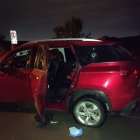 Las víctimas se movilizaban en este carro rojo.