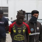 A los dos individuos que custodiaban a los taxistas se les encontró un arma de fuego.