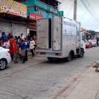 La funda con la cabeza fue abandonada en la acera frente a un local de distribución de carnes.