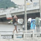 El ‘circo’ del suburbio. El puente de la calle 17 fue el sitio que escogió esta chica para practicar malabarismo.