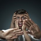 Este trastorno suele aparecer entre los 15 y 25 años.