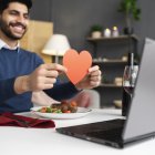 Si no conoces a tu pretendiente virtual, trata por todos los medios de saber su identidad y procedencia.