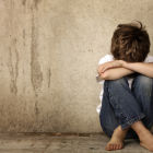 Los niños, de cinco y siete años, fallecieron con apenas un par de días de diferencia y sus cuerpos fueron hallados en un bosque cercano a su casa.