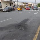 En la calzada quedó una mancha negra a causa de las llamas.