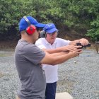 Stalyn García, de TC, recibiendo indicaciones del Dr. Roberto Gilbert.