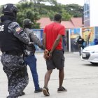 Uno de los detenidos estaría vinculado a un asesinato ocurrido la mañana del domingo.