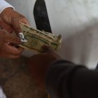 Sujetos ya han llegado a los locales a pedir dinero para dejarlos funcionar.