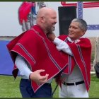 Miguel Ángel Loor, presidente de LigaPro, cuando recibía de Luis Chango el famoso poncho de Mushuc Runa.