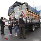 Una de las detenidas tiene antecedentes penales, según información policial. Se les encontró un arma blanca al momento de la captura.