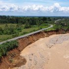 La vía que conduce al recinto La Vitalia está por irse con la corriente del río Cristal.