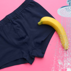 La combinación de sudor de los testículos y el vello púbico puede provocar un fuerte olor, tan desagradable como el de las axilas.