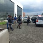 Los tres implicados y las evidencias fueron presentados ante un fiscal para la audiencia de flagrancia.