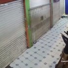 Cámaras de seguridad captaron cuando el antisocial disparó en contra del negocio.