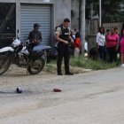 El cuerpo fue levantado pro agentes policiales que llegaron a la zona al conocer el hecho.