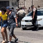 La familia del occiso llegó al sitio del ataque y vieron a su ser querido muerto al interior del carro y recostado junto al volante.