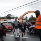 Los padres se organizan afuera del colegio Consejo Provincial para proteger a sus hijos.