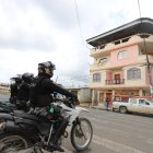 La vivienda tenía múltiples orificios provocados por los proyectiles de arma de fuego.