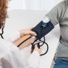 Mantener controlada la presión arterial  ayuda a que sus órganos renales no se afecten.