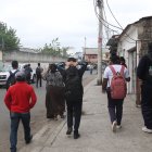 Los padres de familia esperan a sus hijos a la salida de sus planteles por temor a que sean captados por criminales.