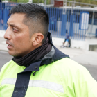 Carlos Carrasco cumplía con sus labores en un semáforo cercano a la escena. Actuó apenas vio al muchacho subir a la estructura.