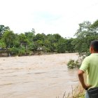 En dos ocasiones, Miguel Intriago se hizo señas con su novia para confirmar que estaba al otro lado del río.