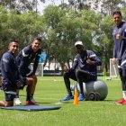 El volante Danny Luna (izq) y sus compañeros listos para enfrentar a El Nacional.