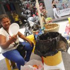 Maribel Vernaza, por el susto, dejó botada su canasta de bollos. Pero luego regresó y los vendió toditos.