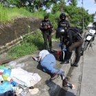El hombre fue auxiliado por agentes policiales que llegaron a la zona.