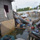 La casa colapsó en el estero Huaylá del barrio 4 de Abril donde murieron cinco miembros de una familia, entre ellos dos menores de edad.