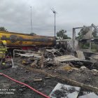 En el sitio, los bomberos lograron controlar las llamaradas. Una persona perdió la vida y otra sobrevivió.
