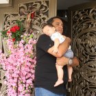 Gustavo Bustamante Márquez con su niña en brazos. Sobrevivieron al desplomarse el edificio donde residían.