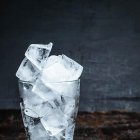 Referencial. Predicen catástrofes en Ecuador por medio de un vaso con hielos