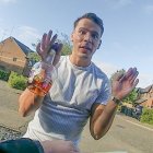 El sujeto estaba con botella en mano y contó los detalles del delito.