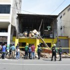 La mañana de ayer continuaban removiendo escombros entre las casas que se desplomaron.