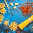 La pasta viene en varias formas. Cada una es usada en platos específicos.