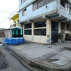 En esta esquina estaban Jennifer Peñafiel (arriba) y Sara Barre cuando fueron asesinadas.