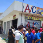 Tras el ataque, Cecilio Antonio García cayó al pie de su local.