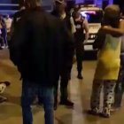 El cuerpo de Freddy Vicente Ortega quedó sobre la calzada. Familiares llegaron al lugar.