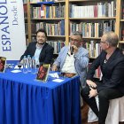 Durante la presentación de su obra, Esteban Michelena (centro) estuvo acompañado de Rubén Darío Buitrón (derecha) y Sébastien Mélières.