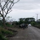 El cuerpo de la mujer fue hallado en la carretera. Estaba con ropa de dormir.