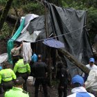 En medio del bosque se hallaron casuchas hechas con palos y plásticos. Adentro habían colchones, ropa y cobijas.