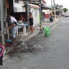 Moradores limpian la sangre que se derramó en la balacera.
